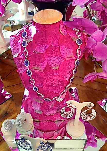 Detalhe do lindo torso forrado de pétalas de orquídeas e o lindo colar de 