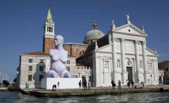 Aqui exposta na 55 Bienal de Veneza, tomando conta do Grande Canal: só em lugares emblemáticos! 