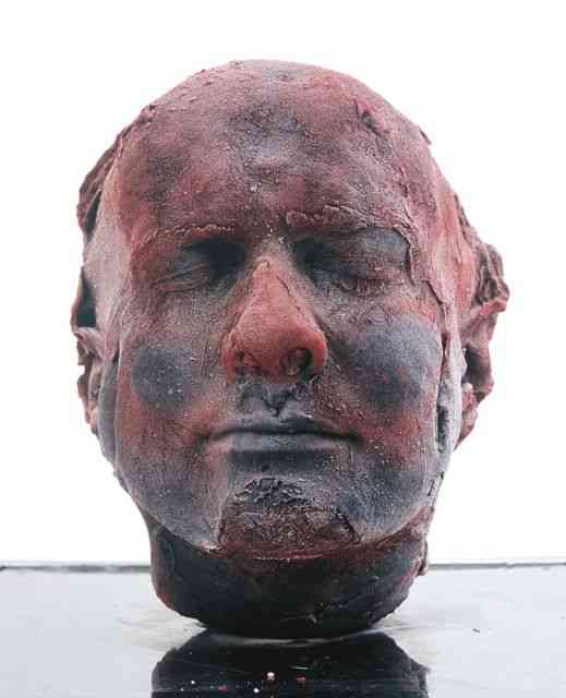 "Self", um dos marcos de sua deslanchada: escultura feita com seu próprio sangue... O Conde Drácula iria amar!