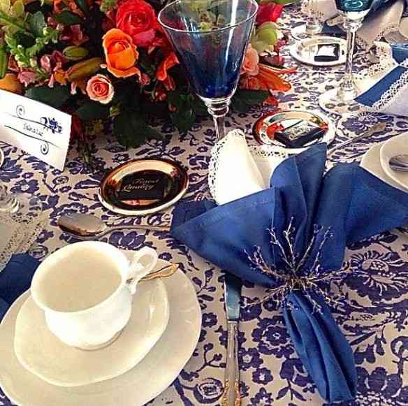 Que linda esta mesa com toalha borrão azul mais montes de detalhes. Um capricho!