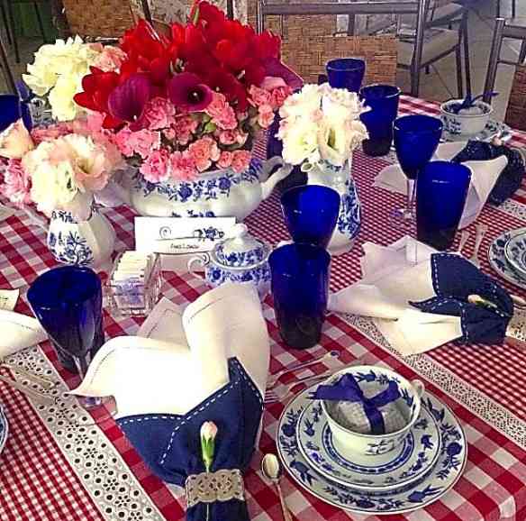 Visual a mesa de Anna Lamas com louça cebolinha que adoro!