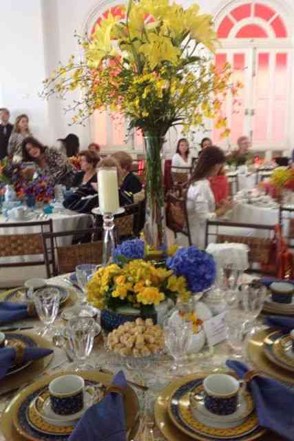 Amei esta mesa de Guiomar Lage: as flores estão um deslumbramento!