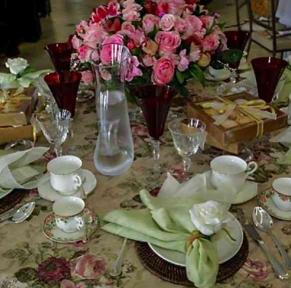 A linda mesa de Jacqueline Frauches é internacional: sua toalha de linho e rosas veio 