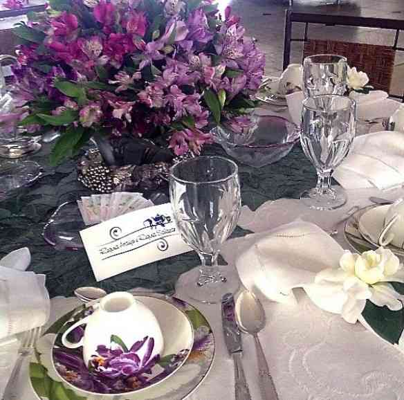 Muito linda a mesa lilás das "Reginas", Salazar e Araújo: Capricho total!