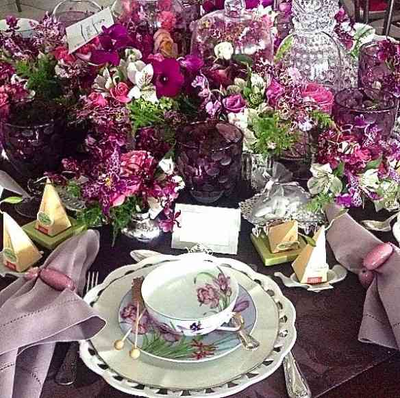 Achei um luxo esta mistura de flores com a louça linda, na mesa de maria Eugenia Curi!