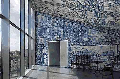 Que interessante a inclusão de azulejos antigos em ambiente contemporâneo!