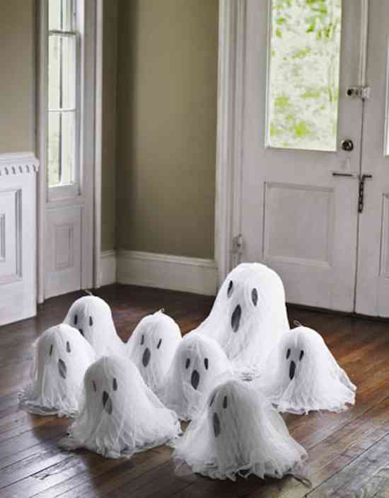 DIY-Halloween-Decorations-floor-ghosts-1010-de