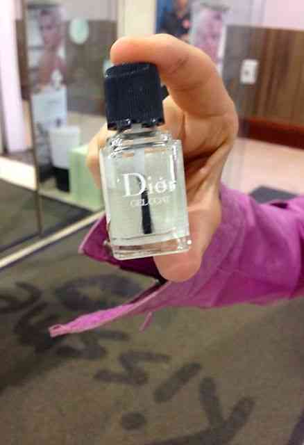 Este esmalte finalizador, da Dior, blinda nossas unhas pintadas, com galhardia, por mais de uma semana! Ideal para viagens! 