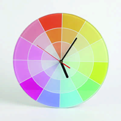 Foi este relógio, estilo paleta de cores, que me levou à Via Manzoni: As TM decorando o escritório!