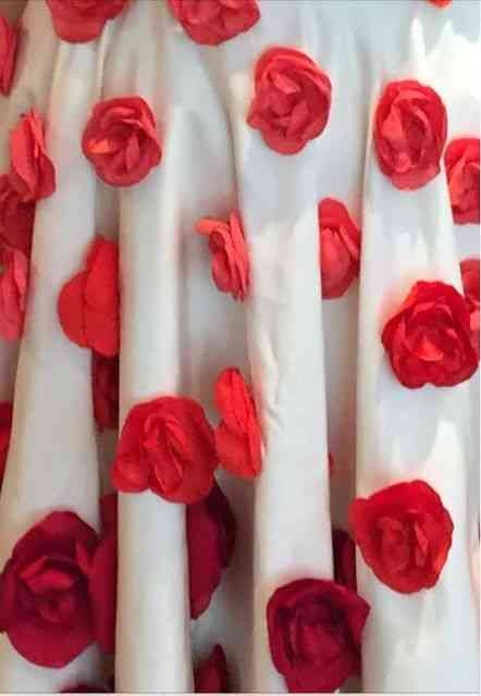 Detalhe lindo de flores aplicadas num vestido da coleção "Garden Party".