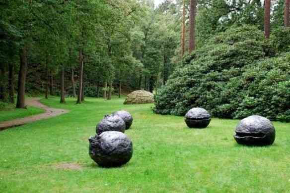 Fecho com escultura/instalação "Nature", de Lucio Fontana: Não podia ser em Inhotim?!