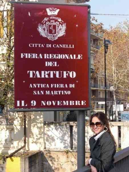 Isabel TM chegando para fazer seu picnic de delis, na "Fiera Regionale del Tartufo"! BN