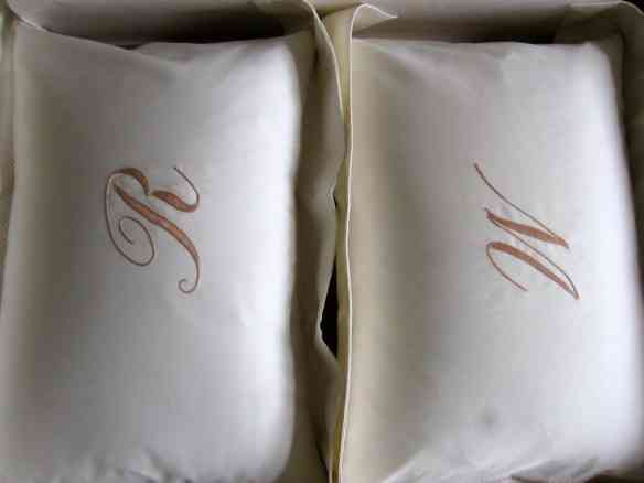 Amo dar de casamento travesseiros como estes, com as iniciais dos noivos...
