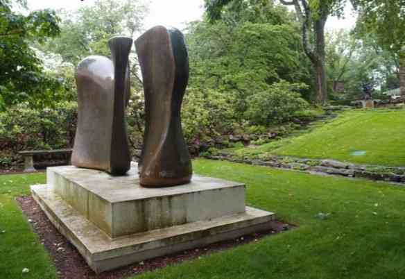 Contrastando com as esculturas clássicas de John D. Rockefeller estão as modernas, como esta de Henry Moore, do "acervo"de Nelson Rockefeller.