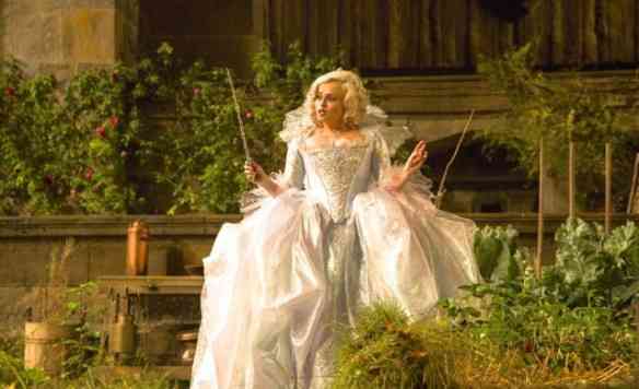 Helena Bonham Carter 'é a madrina super star com seu sintilante vestido que até Madonna usaria...