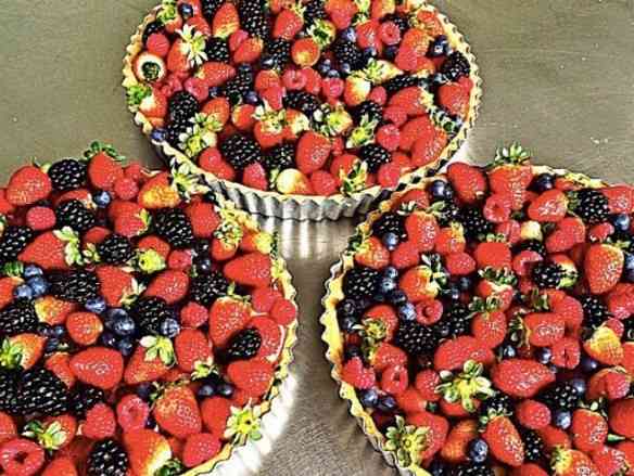 E estas deslumbrantes tortas de frutas vermelhas caseiras... Podem ser encomendadas tipo vôo solo!