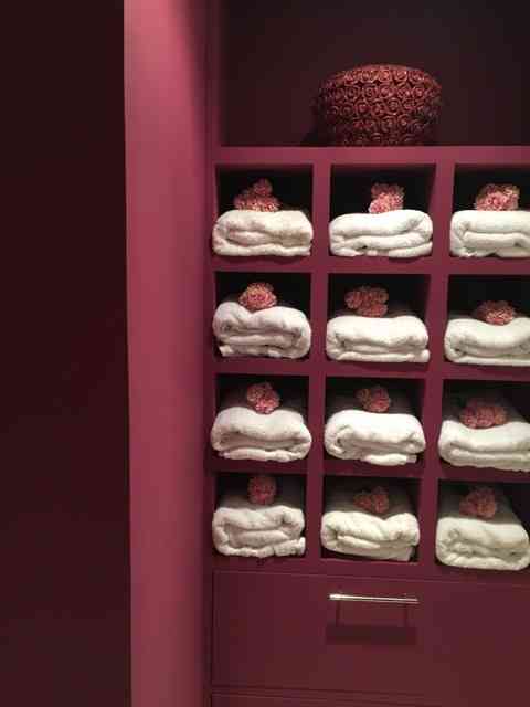 Achei uma graça esta maneira de arrumar as toalhas da sauna no banheiro de visitas: ganhou efeito decorativo!